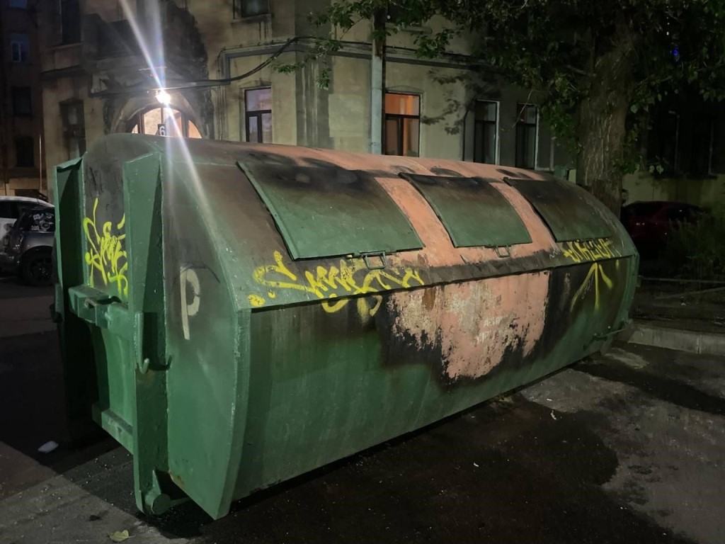 В исторических районах Санкт-Петербурга участились случаи вандализма на контейнерных площадках - фото 7