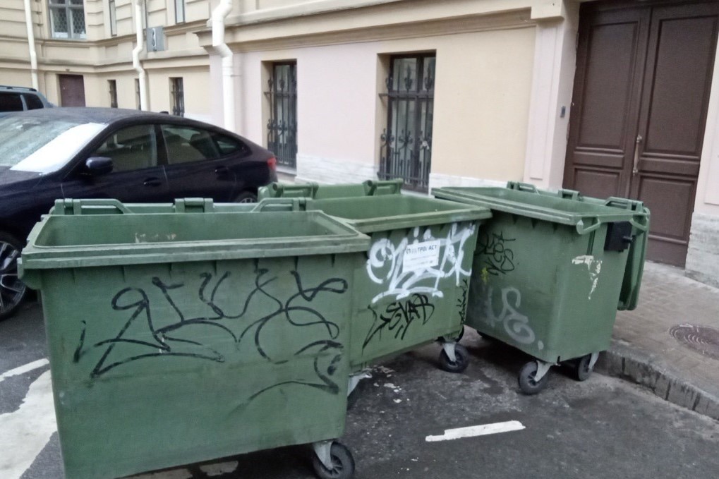 В исторических районах Санкт-Петербурга участились случаи вандализма на контейнерных площадках - фото 9