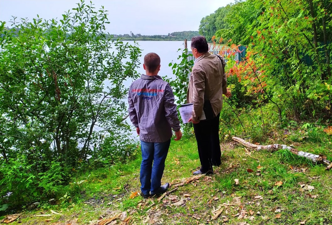 Подмосковные активисты ОНФ просят прокуратуру разобраться с самозахватами участков на берегу уникального Бисеровского озера - фото 1