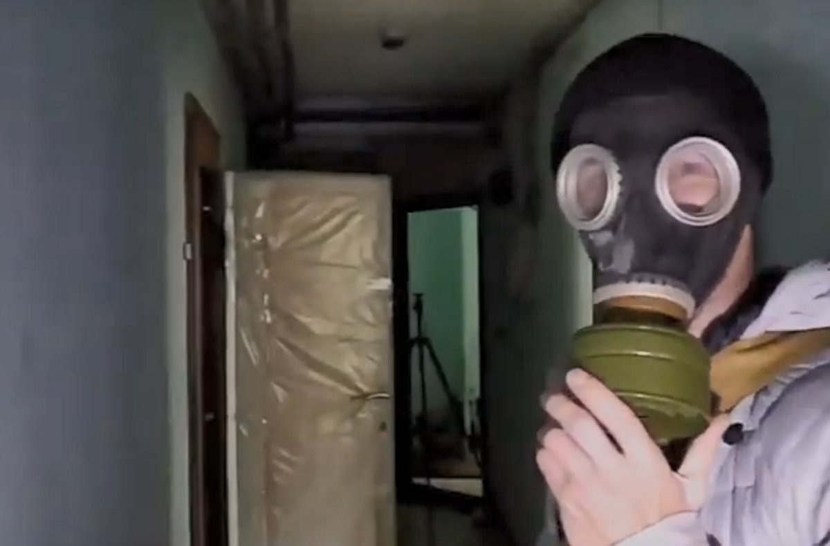 Дом для переселенцев в Карелии утопает в фекалиях: от запаха дохнут даже мухи - фото 1