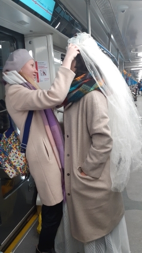 Невеста в московском метро. Картины дня - фото 4