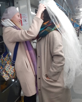 Невеста в московском метро. Картины дня - фото 7