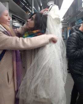 Невеста в московском метро. Картины дня - фото 8