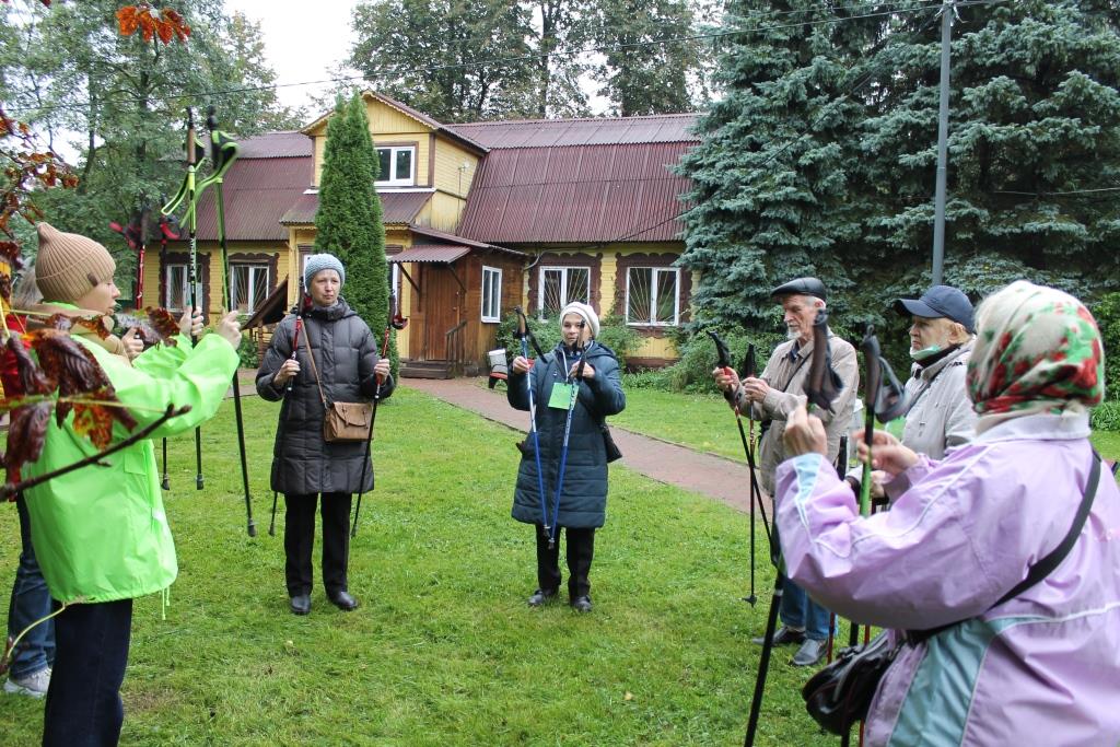 В Кузьминском парке прошли соревнования по скандинавской ходьбе «Скороходы природы» - фото 1