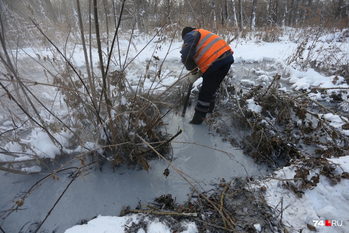 «Вылили десятки тонн отходов»: дорогу в Челябинске превратили в полноводную реку   - фото 2