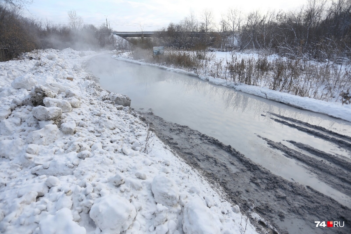 «Вылили десятки тонн отходов»: дорогу в Челябинске превратили в полноводную реку   - фото 1